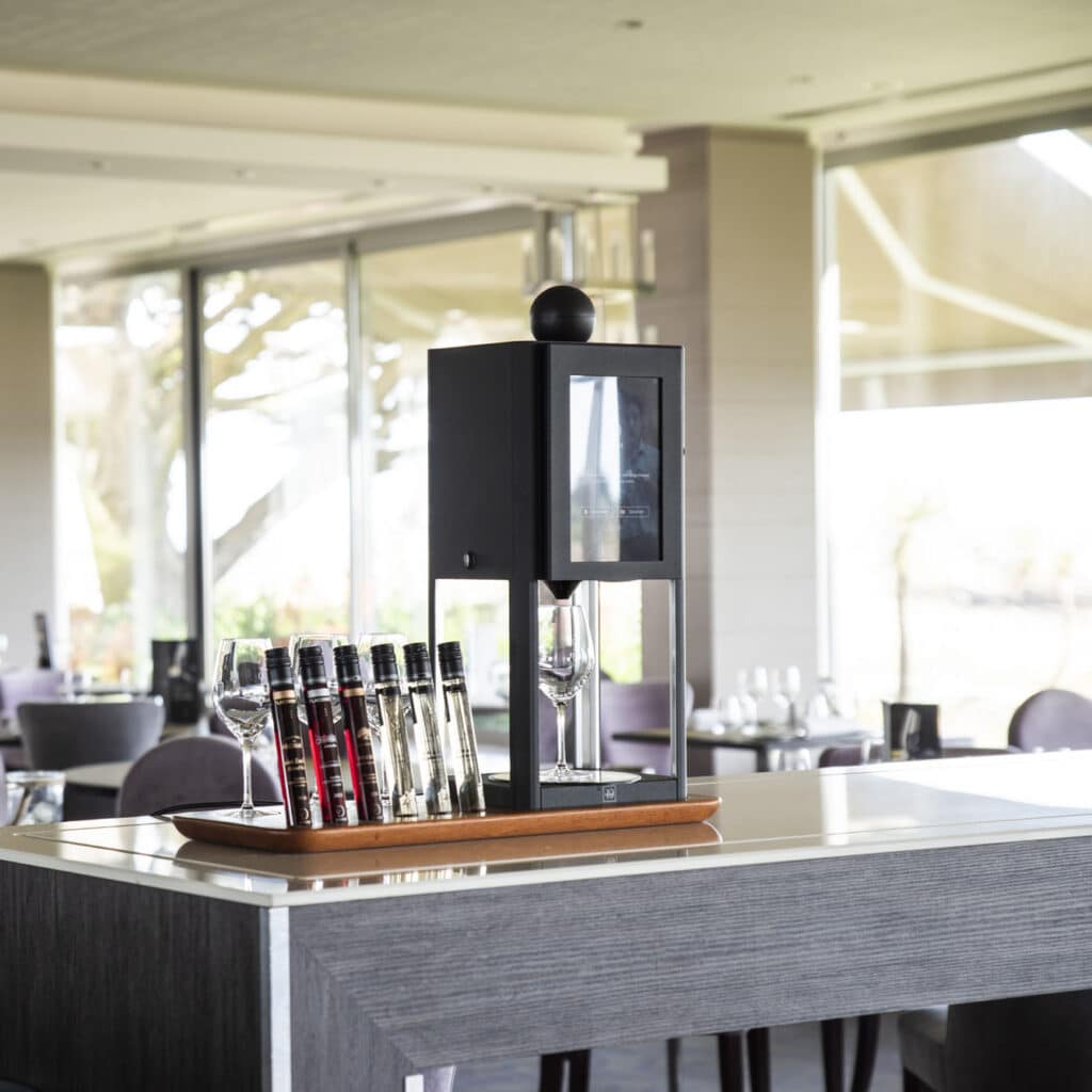 Machine D-Vine et tubes de vin au verre dans un restaurant. Projet réalisation Naonext.