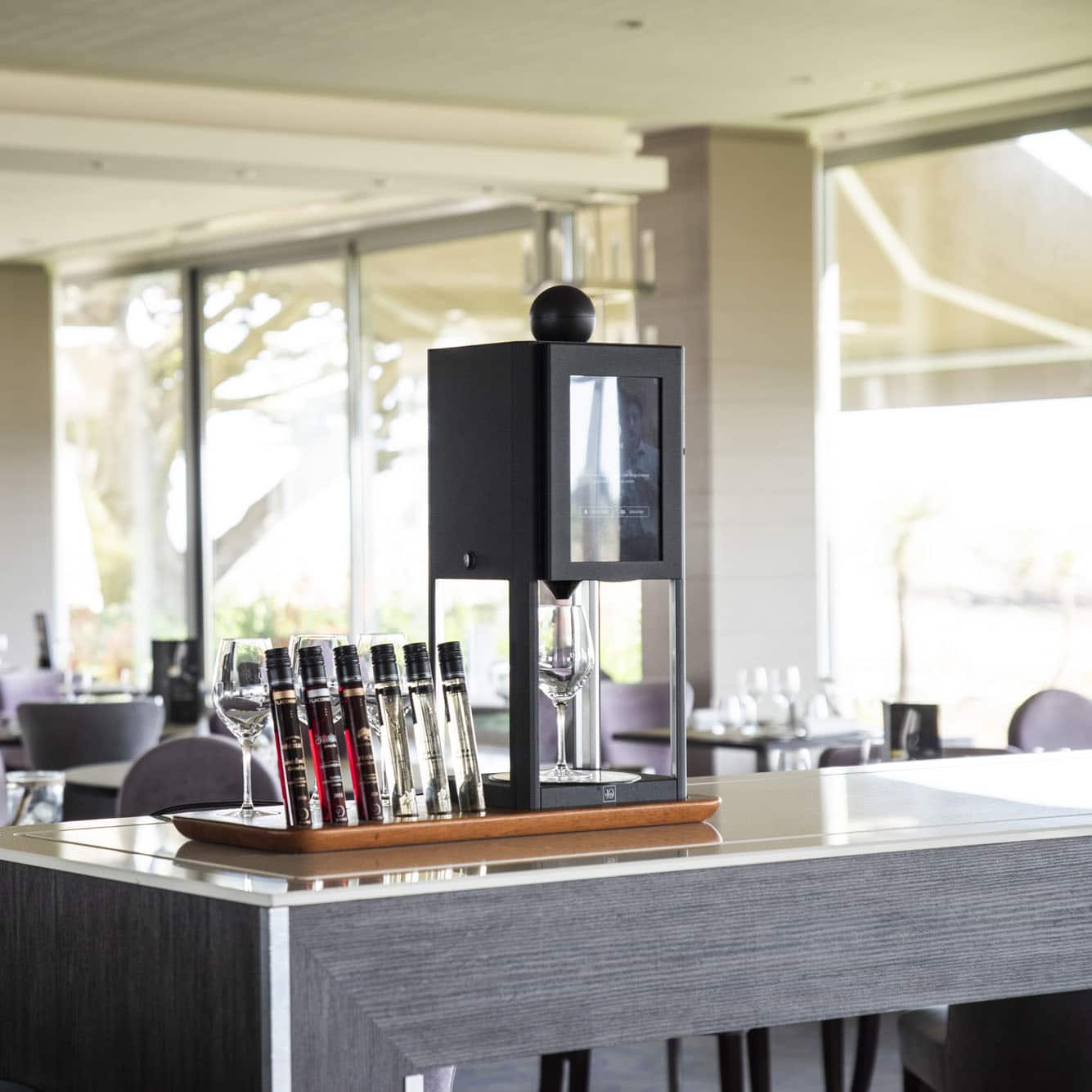Machine D-Vine et tubes de vin au verre dans un restaurant. Projet réalisation Naonext.