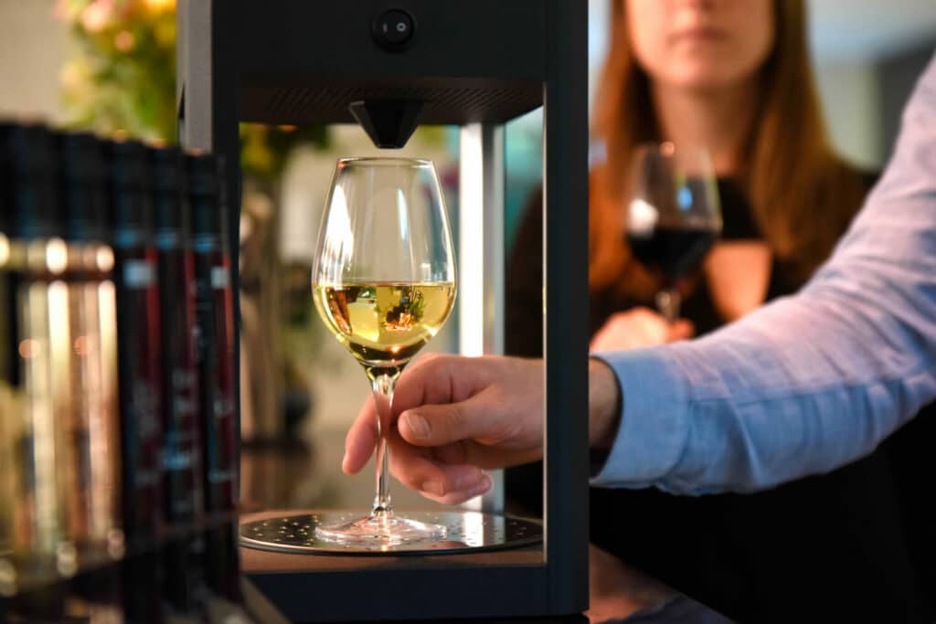 Verre de vin blanc 10-Vins servi dans la D-Vine. Projet réalisation Naonext.