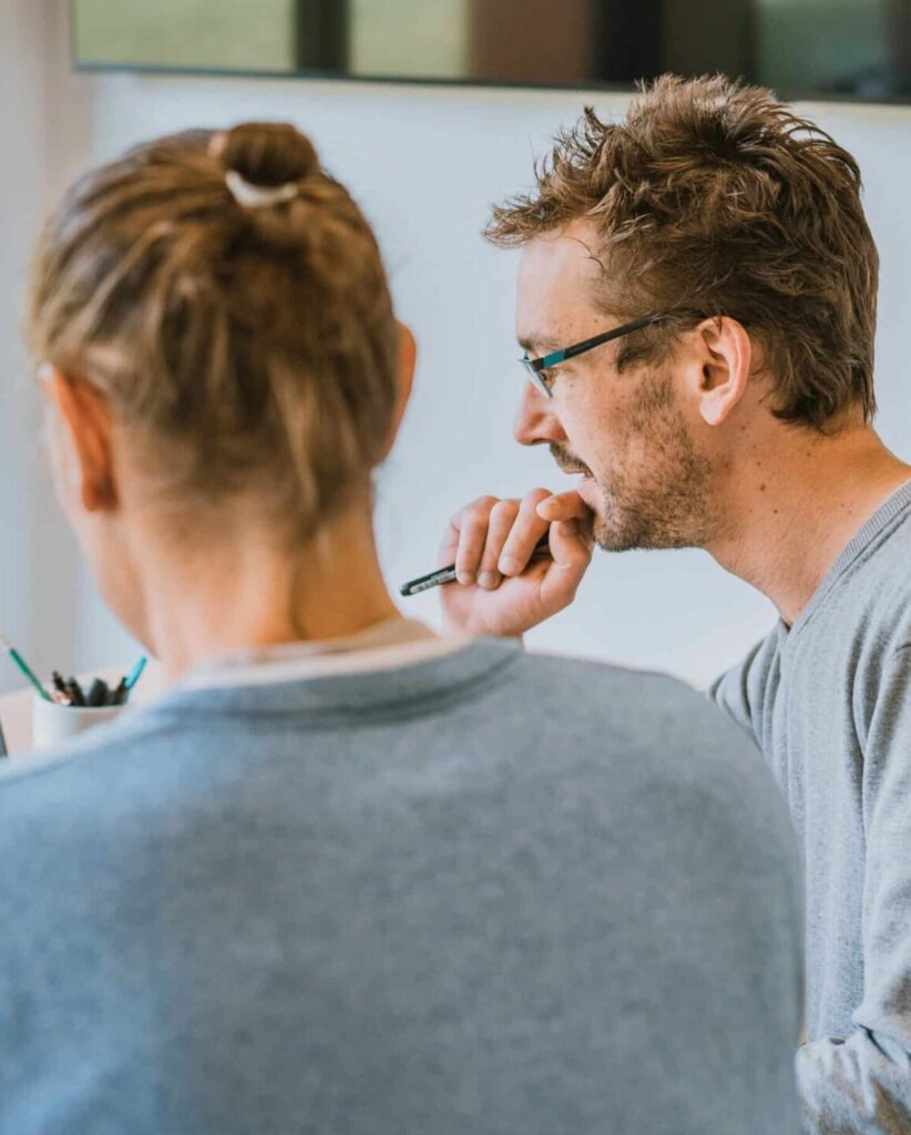 Rendez-vous d'étude de projet avec un ingénieur en électronique