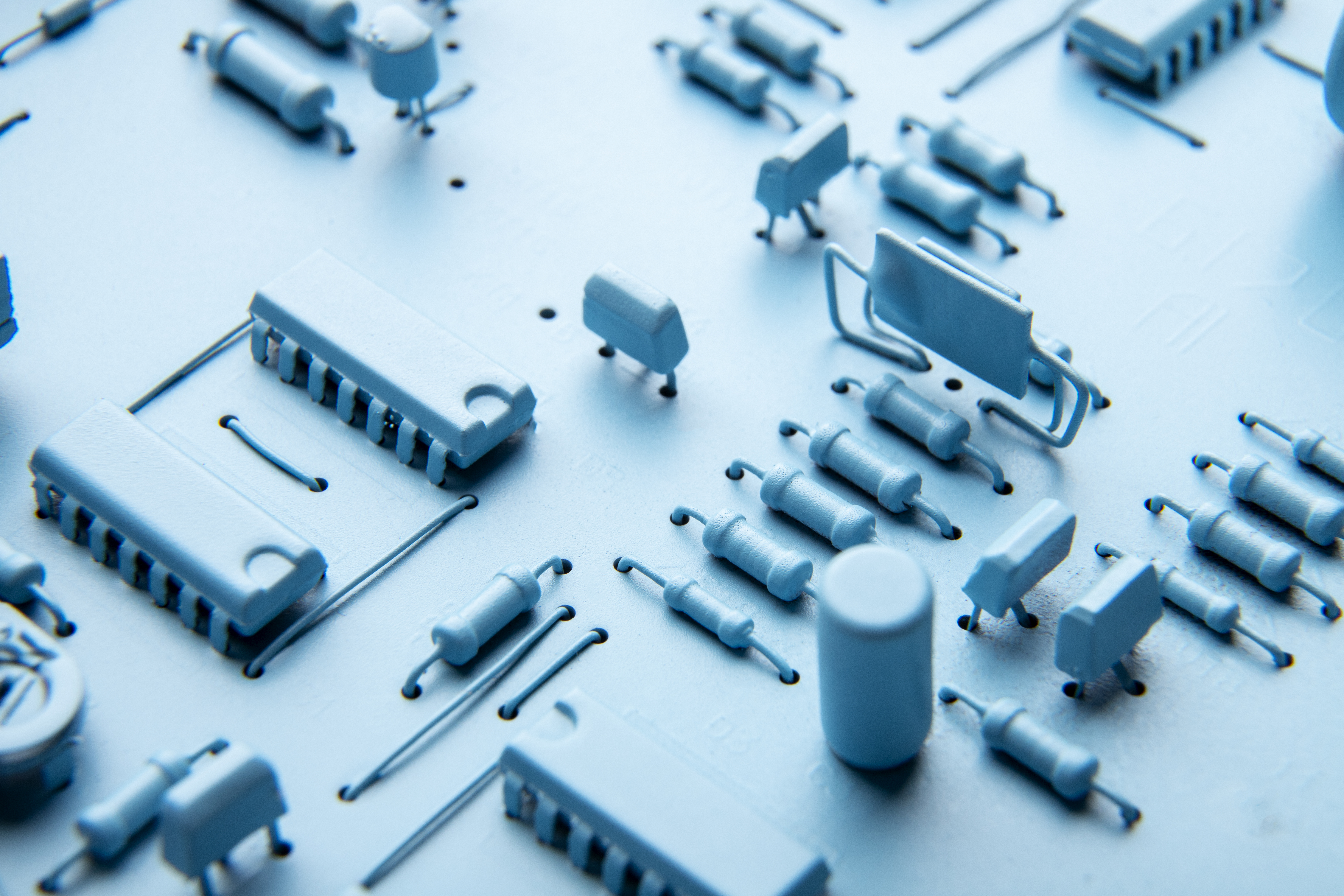 Circuit imprimé en gros plan avec différents composants, bleu